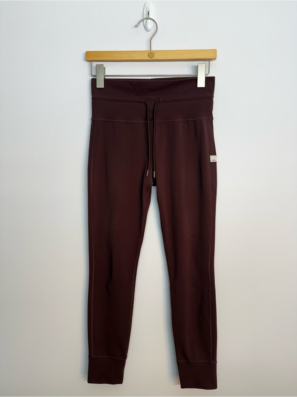 131: Vuori Daily Legging Burgundy Size Medium 24.5” Inseam